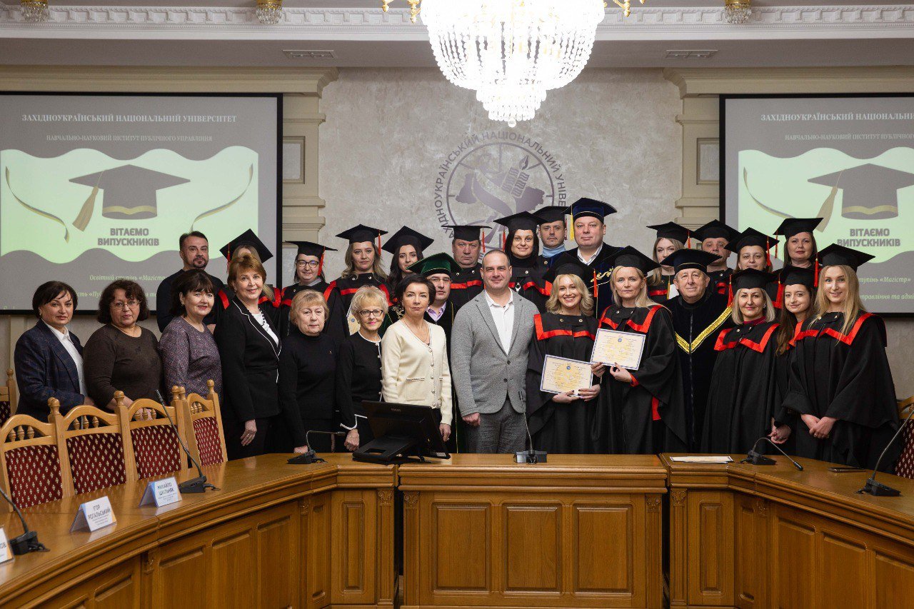 Вручення дипломів випускникам навчально-наукового інституту публічного управління