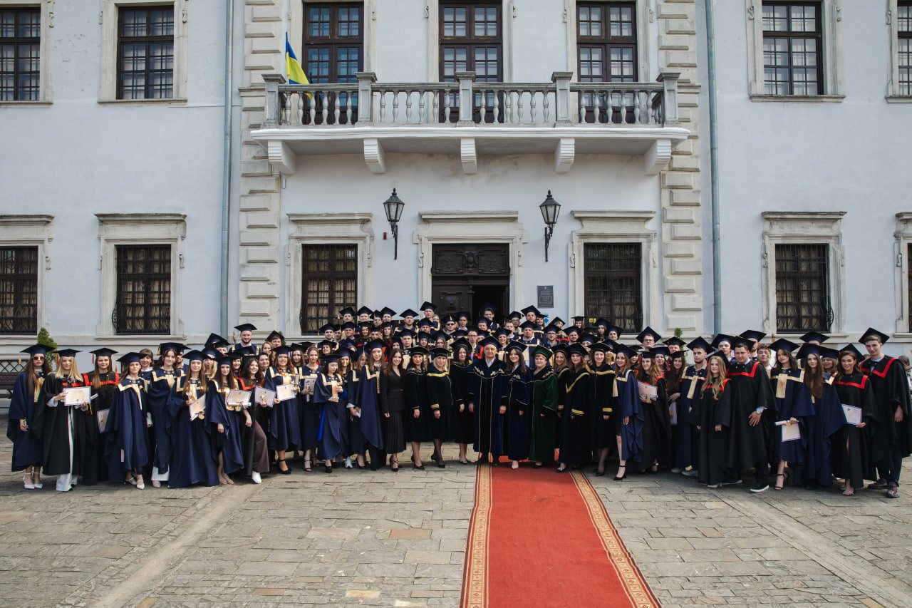Вручення дипломів магістрам юридичного факультету ЗУНУ