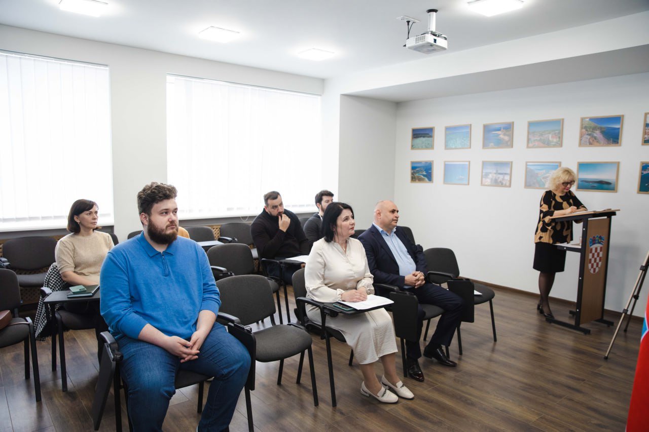 Розширене обговорення проєктів освітніх програм на кафедрі міжнародних відносин та дипломатії ННІМВ ім. Б. Д. Гаврилишина