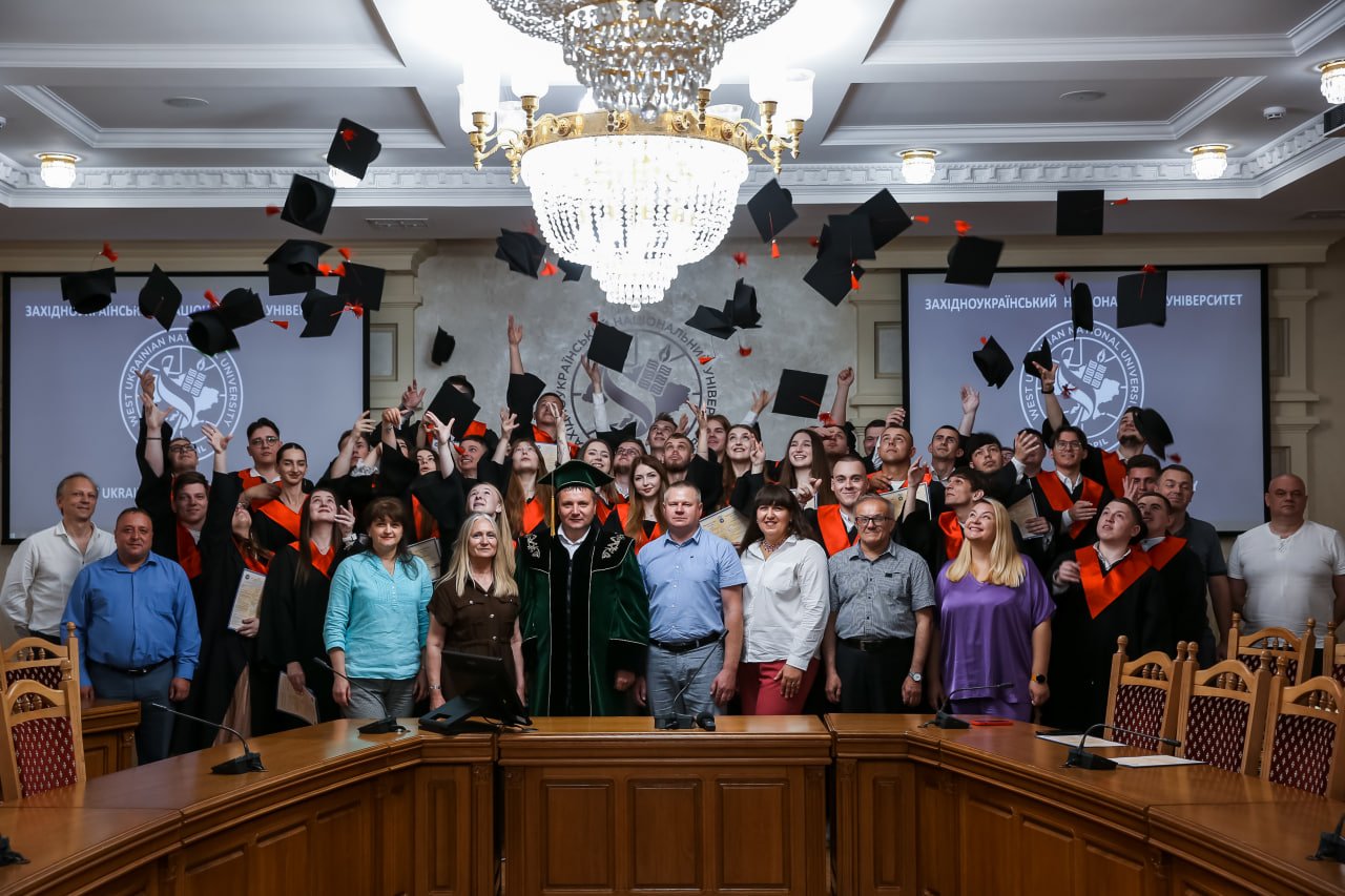 Вручення дипломів бакалавра випускникам спеціальності «Комп’ютерні науки» факультету комп'ютерних інформаційних технологій ЗУНУ