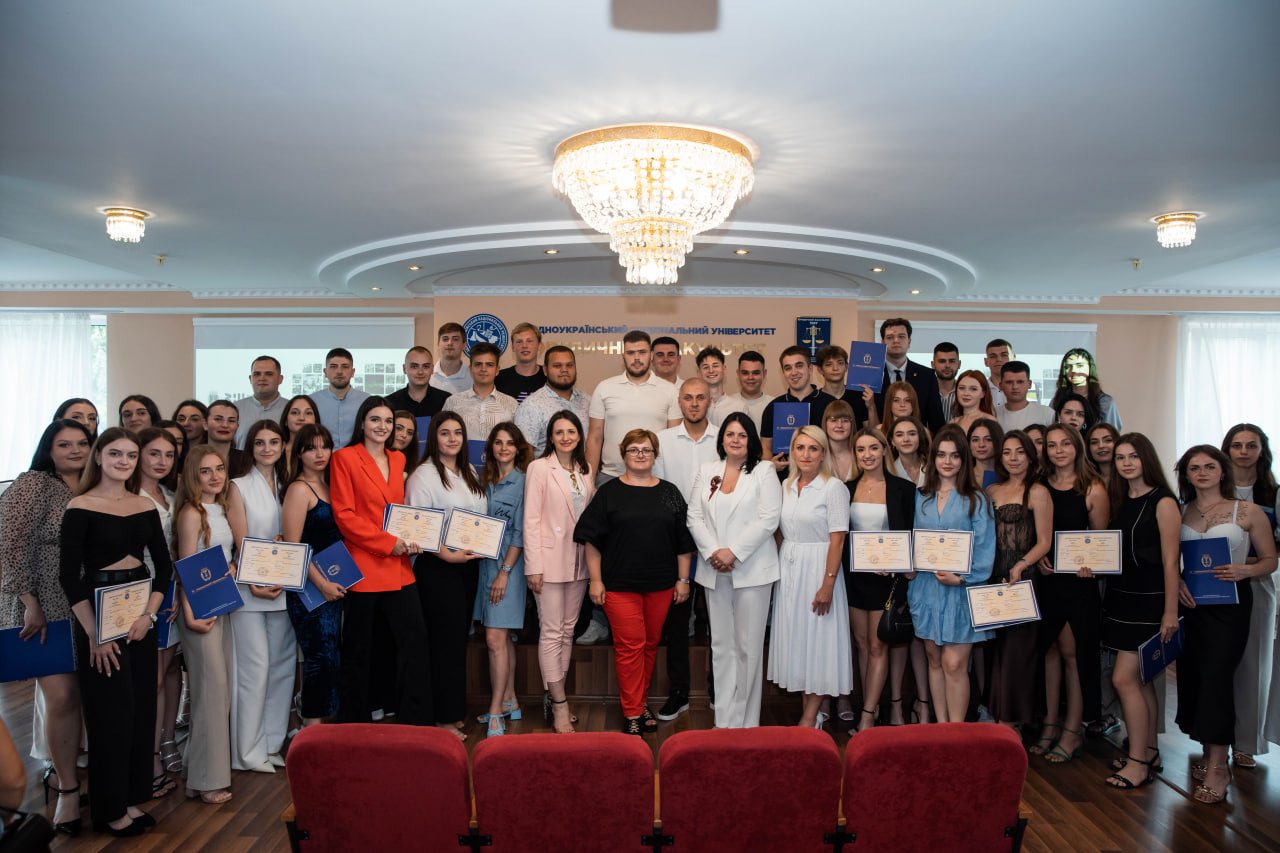 Вручення дипломів бакалавра випускникам юридичного факультету ЗУНУ