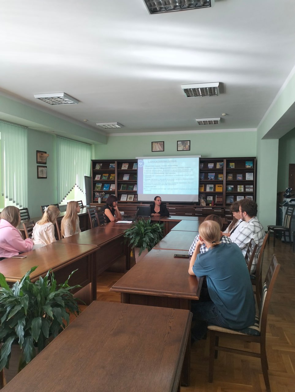 Студенти-першокурсники освітньо-професійної програми «Міжнародні та регіональні політичні комунікації» вперше відвідали «Храм знань» ЗУНУ