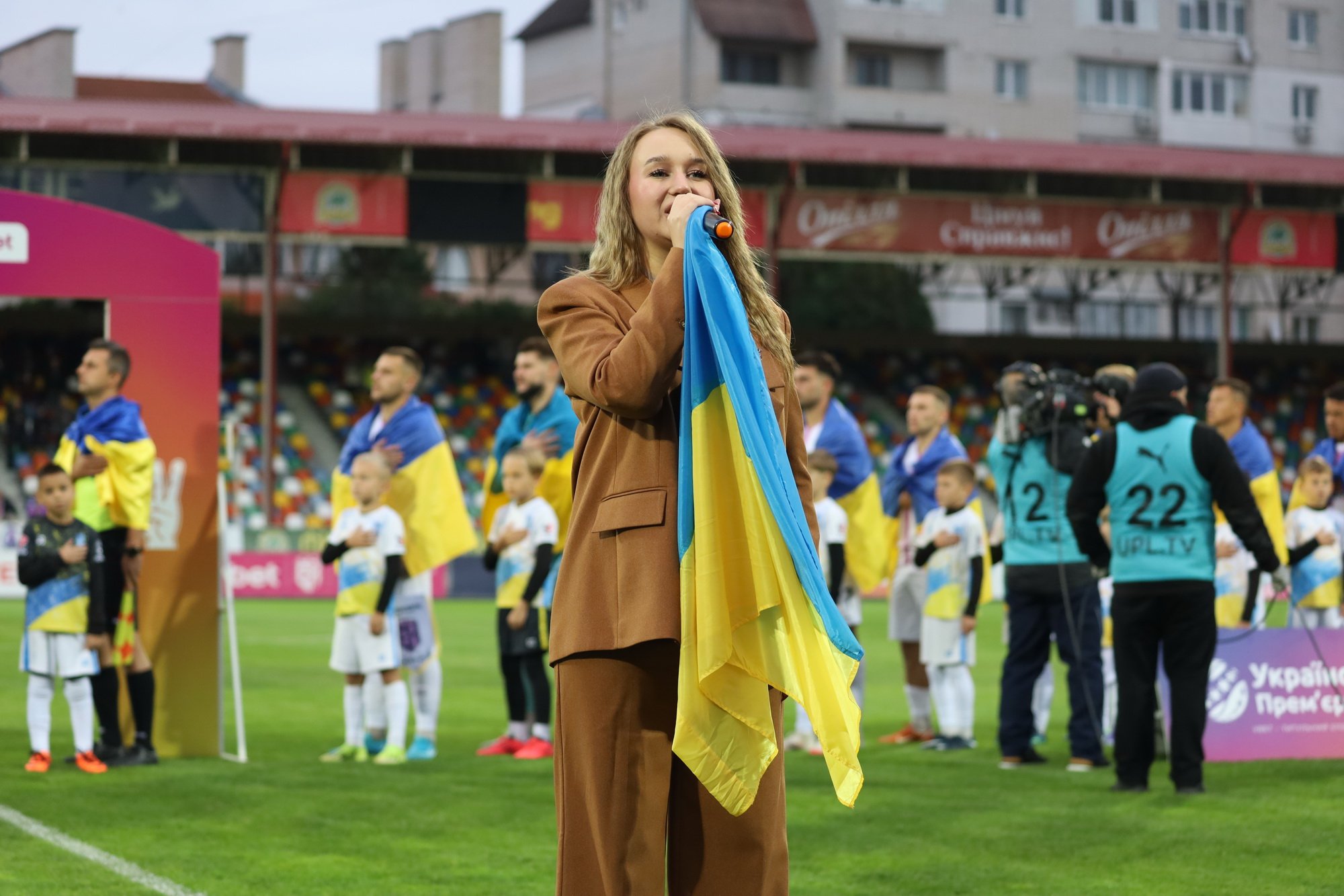 Гордість університету: студентка ЗУНУ Ірина Шегеда відкрила футбольний матч виконанням Державного Гімну України на головній арені Тернополя