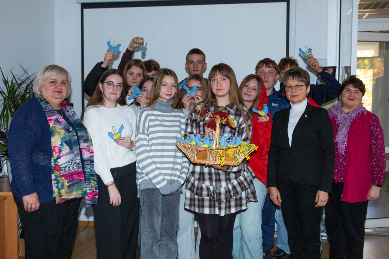 Майстер-клас із виготовлення патріотичних пташок-оберегів для воїнів