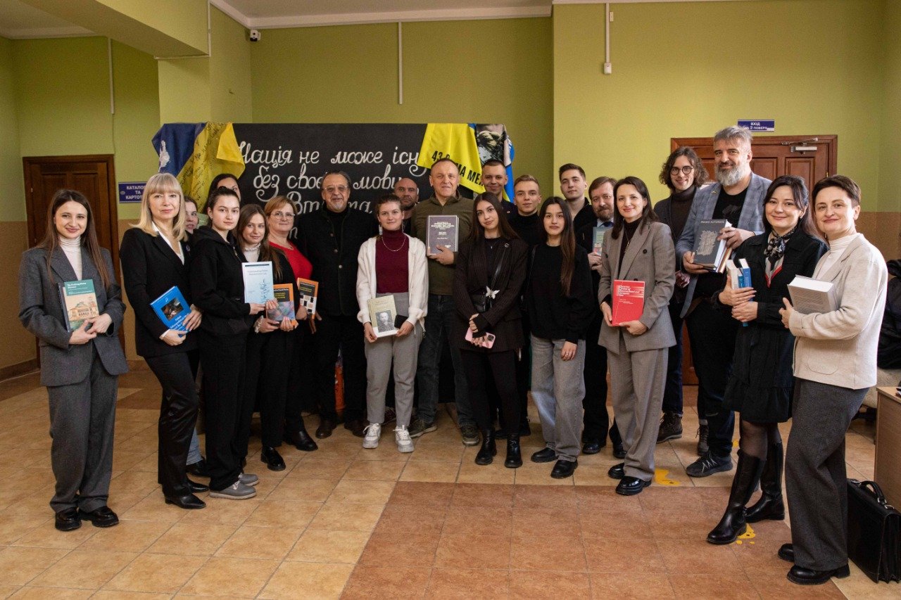 Фонди бібліотеки імені Л. Каніщенка поповнилися цінною літературою
