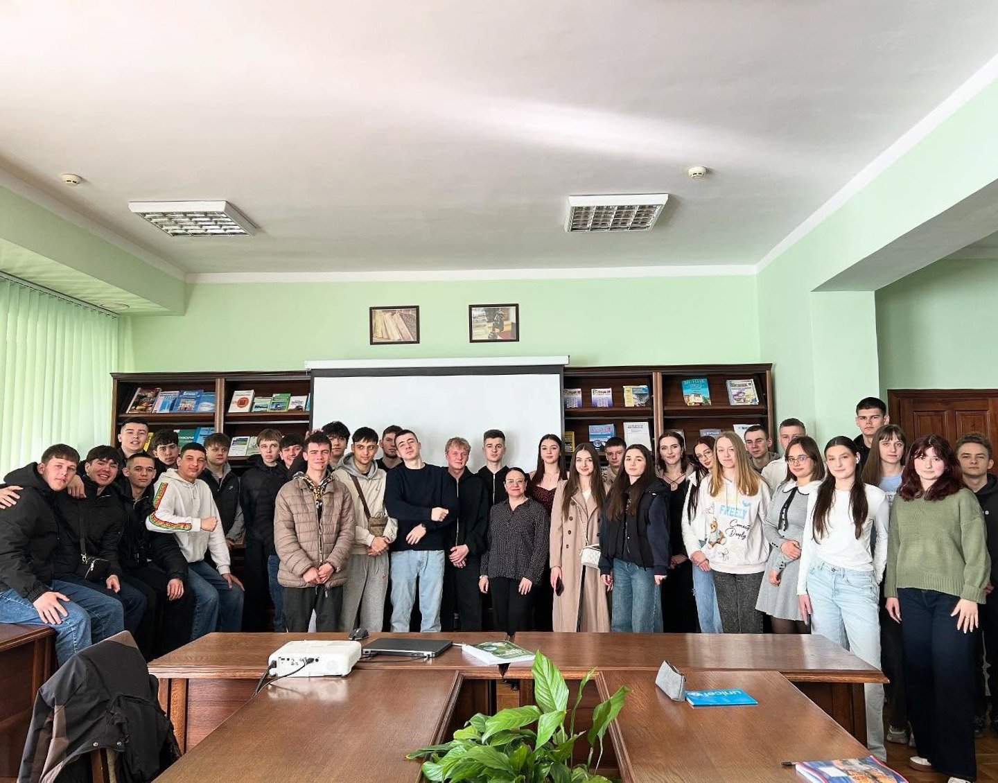 Лелеки повертаються – весна починається з надії та роботи на землі