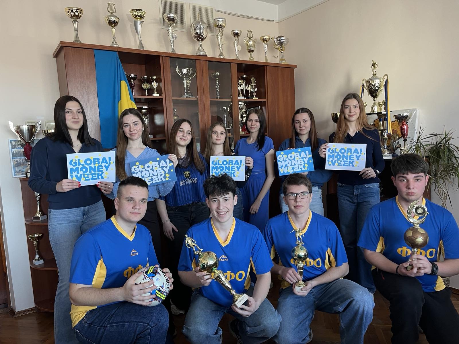 Челендж «Яскравий Global Money Week». Синій – колір фінансової довіри та переможного духу