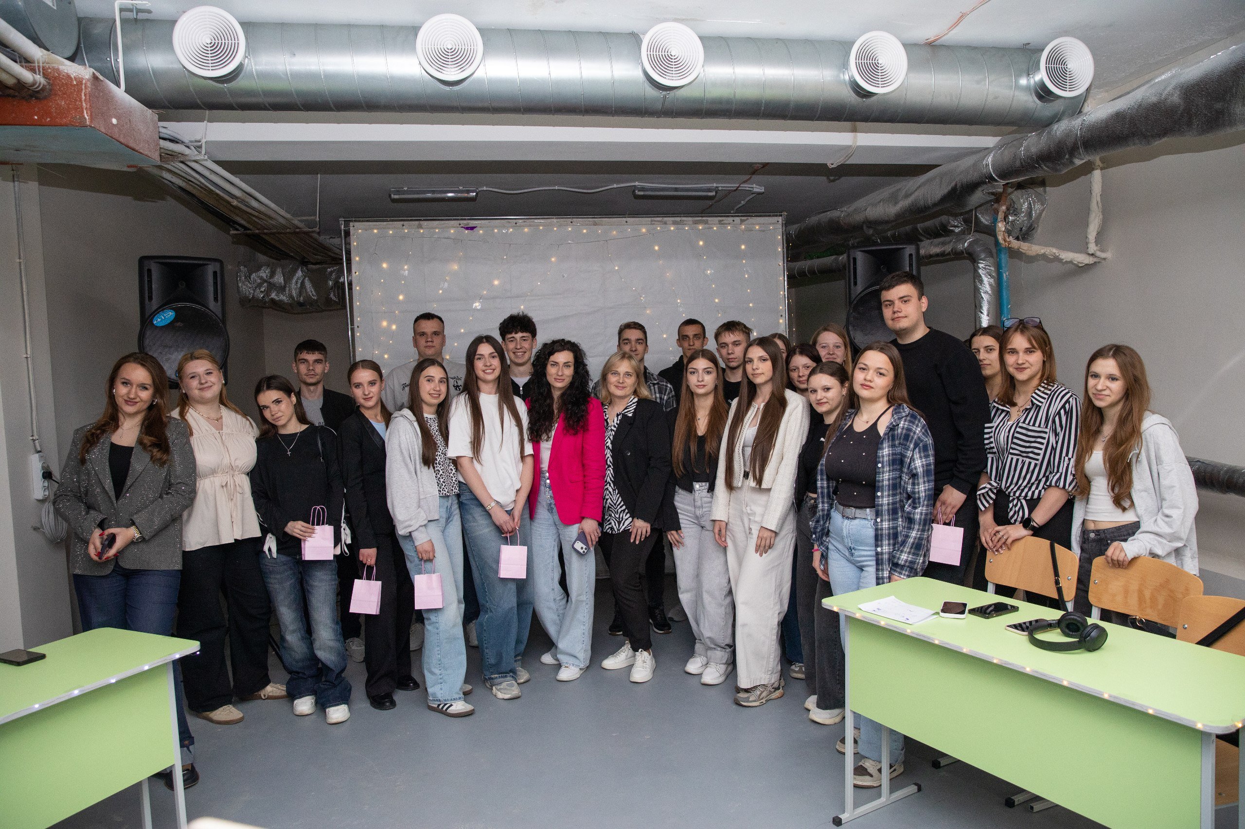 На факультеті фінансів та обліку ЗУНУ відбувся студентський караоке-батл «Музикейшен»