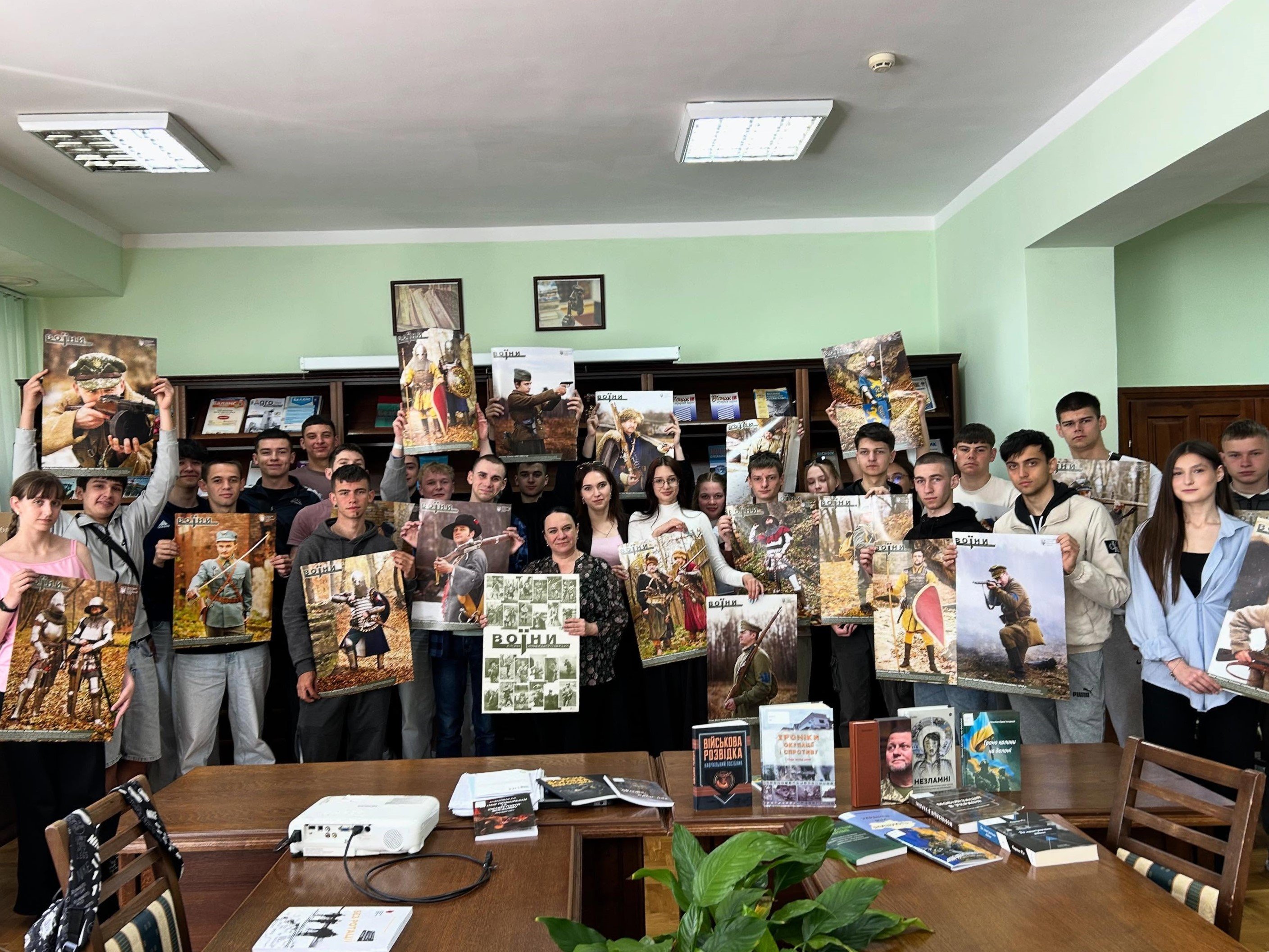 У бібліотеці ЗУНУ відбулася виховна година-експозиція «Воїни. Історія українського війська»