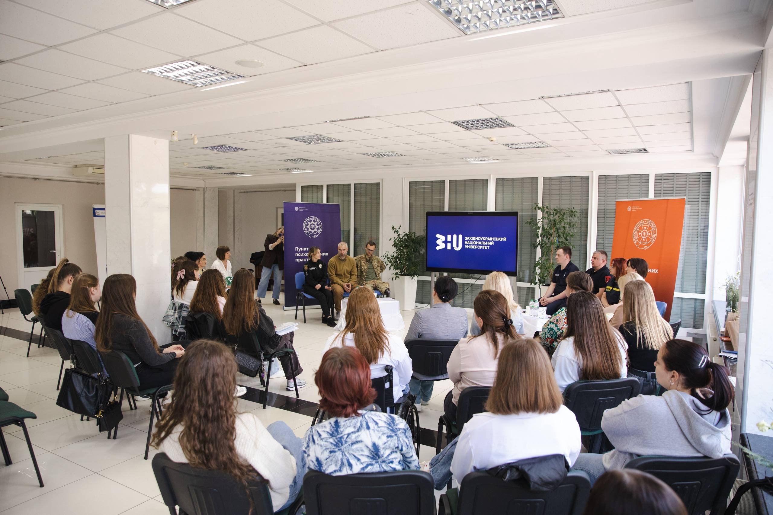 Відкрита зустріч «Через досвід тих, хто рятує і захищає: про людяність, гідність, професію психолога»