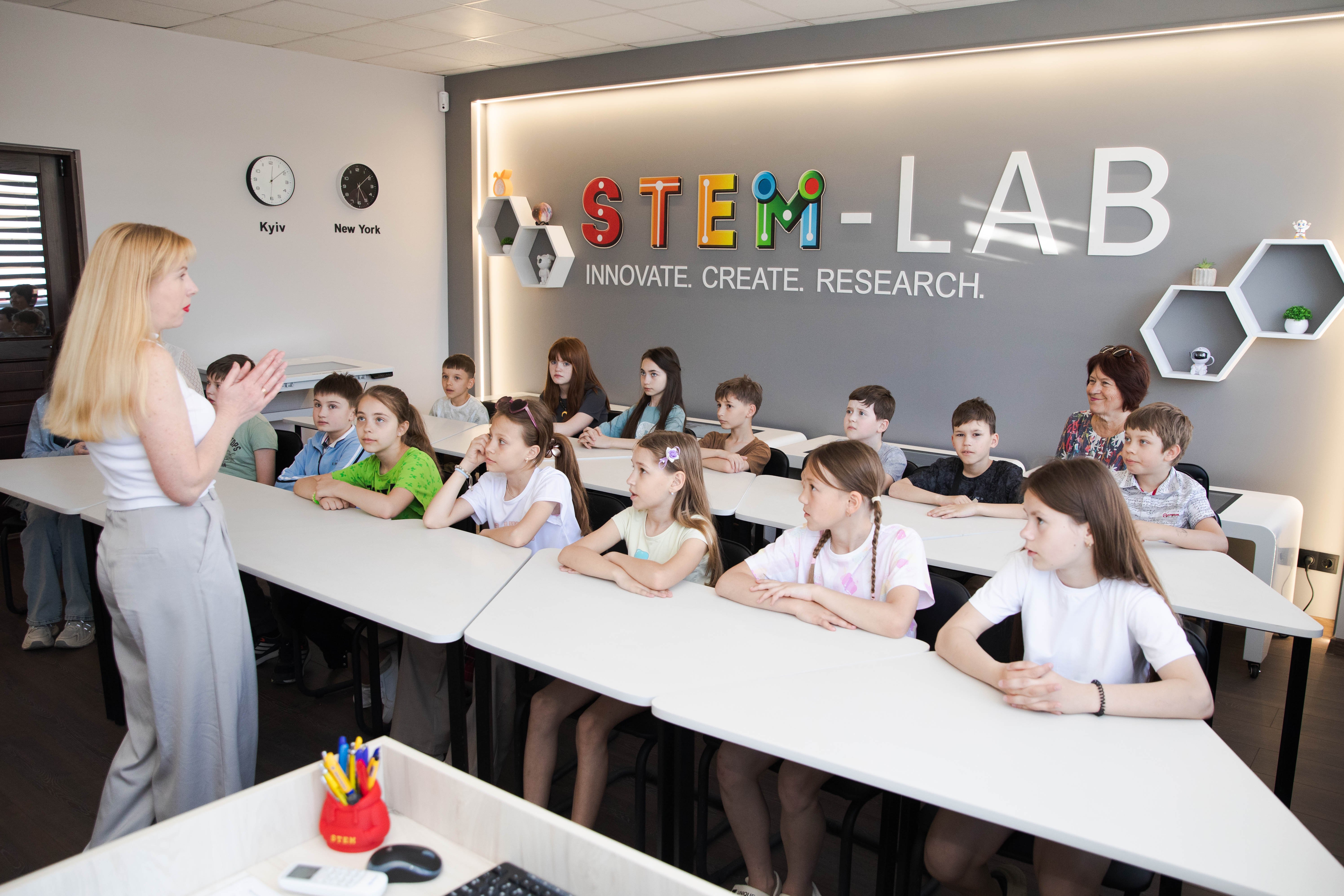 Юні дослідники у світі STEM: ознайомчий візит учнів ТСШ №7 з поглибленим вивченням іноземних мов до науково-дослідної лабораторії STEM-освіти ЗУНУ