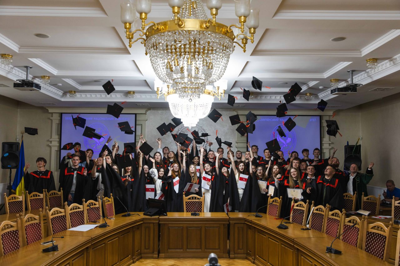 Вручення дипломів бакалавра випускникам ННІІПІ ЗУНУ