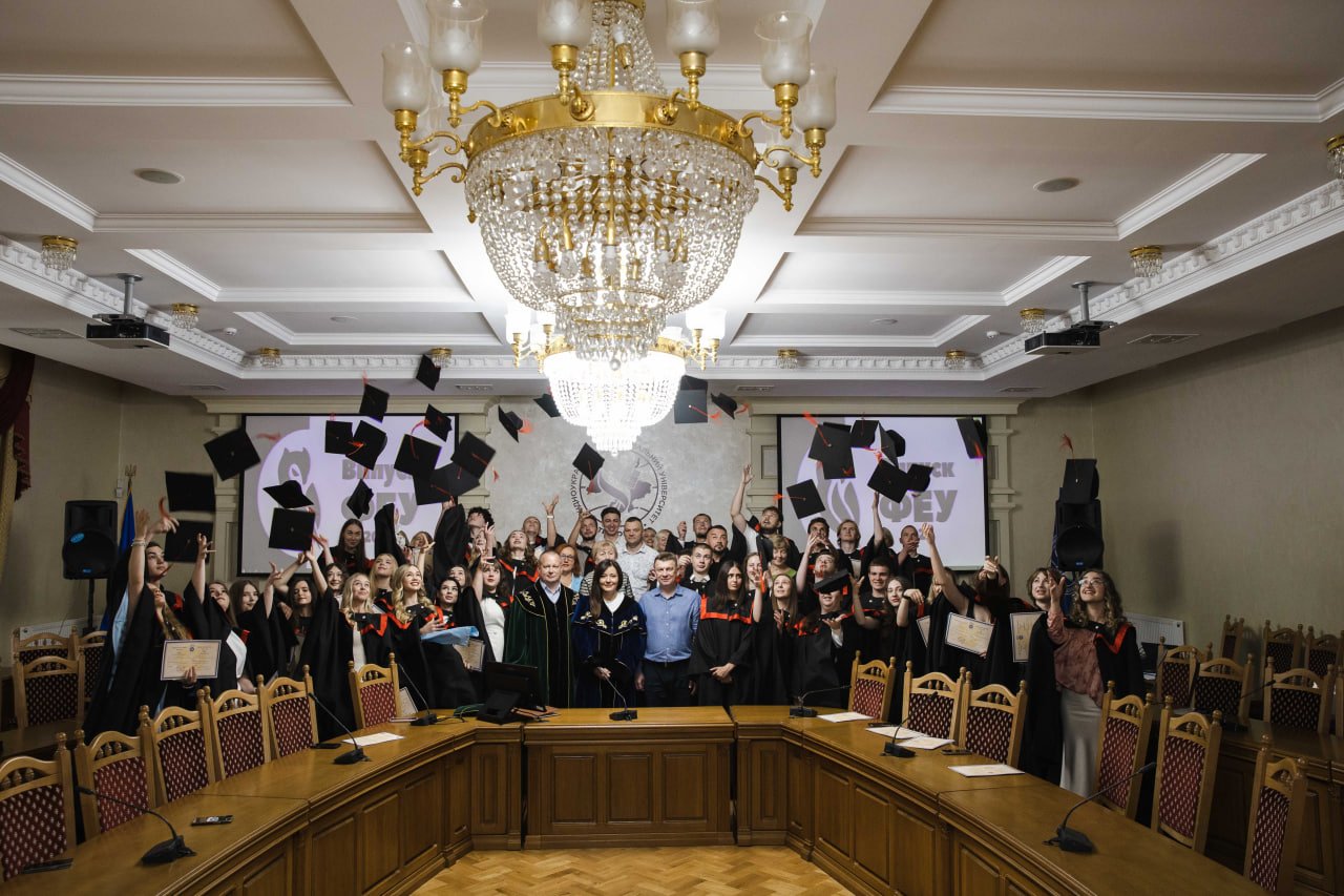 Вручення дипломів бакалавра випускникам факультету економіки та управління ЗУНУ